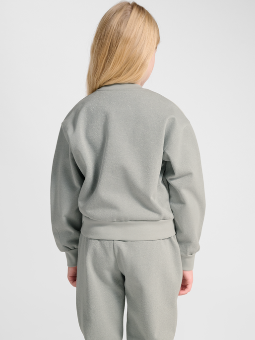 hmlJR LOOSE GLITTER CREWNECK, HIGH RISE, model