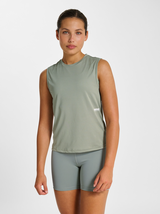 hmlPULSE WORKOUT W TANKTOP, SEAGRASS, model