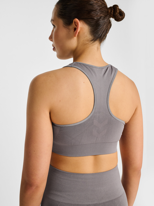 hmlTIF SEAMLESS SPORTS TOP, SHARK, model