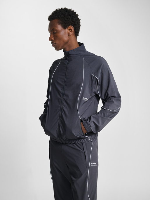 hmlPULSE WOVEN ZIP JACKET, EBONY, model