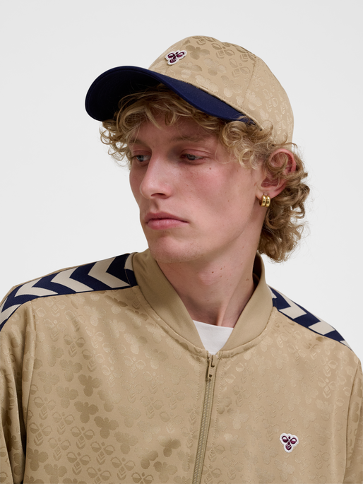 hmlBASEBALL CAP BEE AOP, CORNSTALK, model