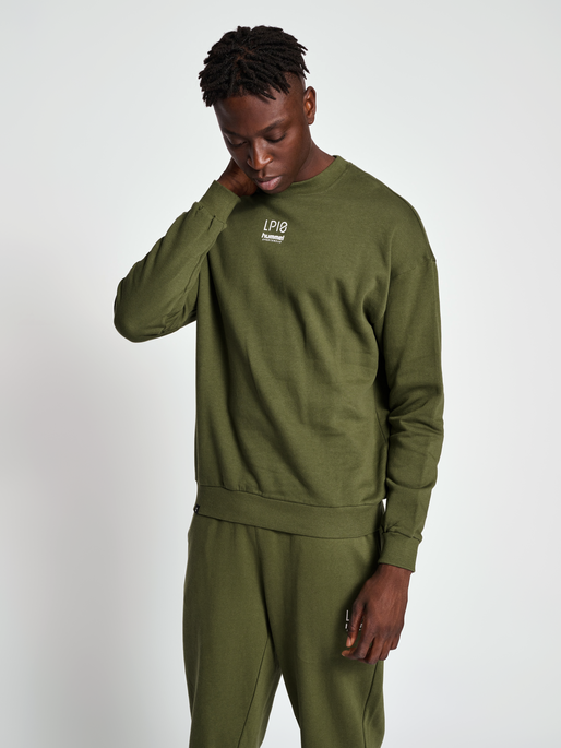 hmlLP10 BOXY SWEATSHIRT, IVY GREEN, model