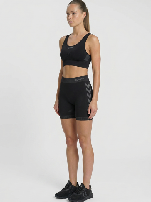 HUMMEL FIRST SEAMLESS BRA WOMEN, BLACK, model