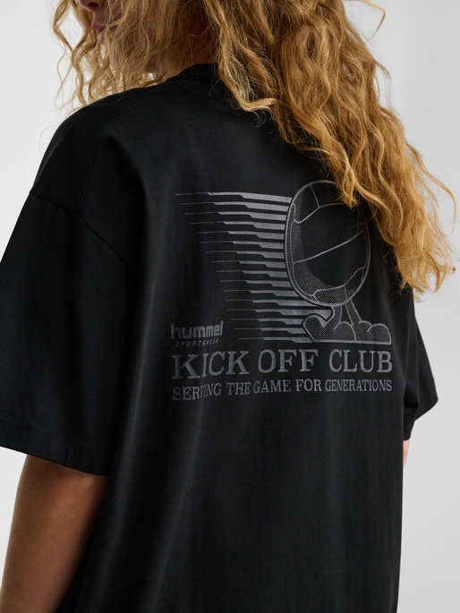 hmlLOOSE T-SHIRT S/S KICK OFF CLUB, BLACK, model