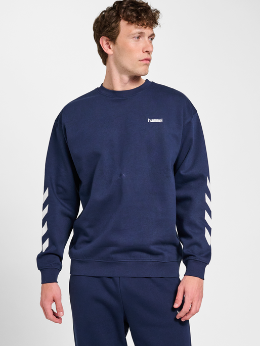 hmlCHEVRON ATHLETIC SWEATSHIRT, DRESS BLUES, model