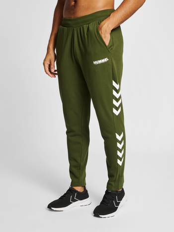 hmlLEGACY TAPERED PANTS, RIFLE GREEN, model