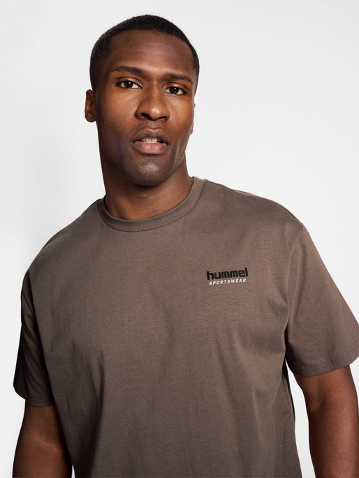 hmlLGC NATE T-SHIRT, 8109, model