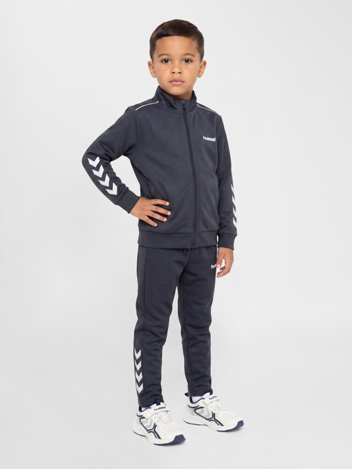hmlJR TRACKSUIT, EBONY, model