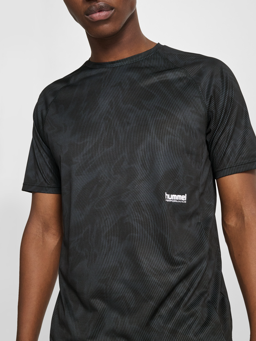 hmlPULSE AOP WORKOUT T-SHIRT S/S, BLACK/EBONY, model