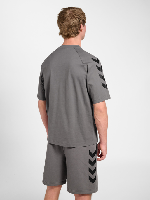 hmlKEEPER CHEVRON T-SHIRT S/S, CHARCOAL GRAY, model