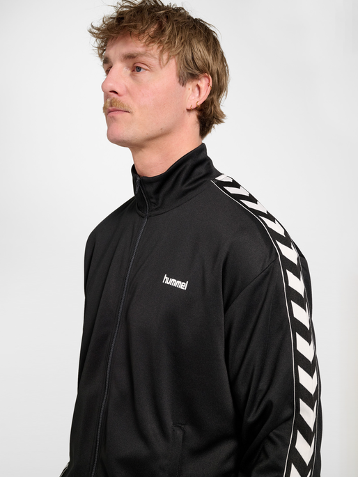 hmlCLUB CHEVRON TRACK TOP, BLACK, model