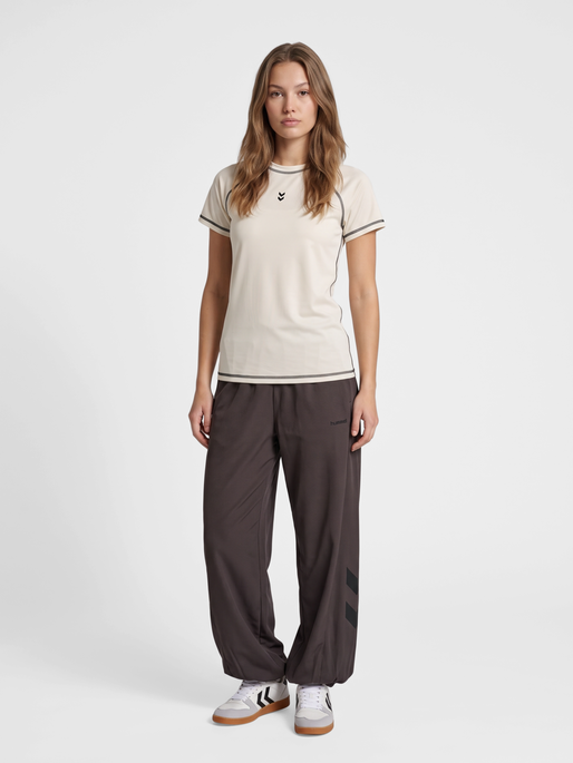 hmlI-D MESH T-SHIRT S/S, EGRET, model