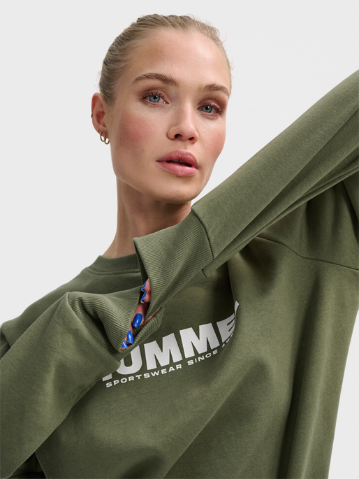 hmlLEGACY SWEATSHIRT, DEEP LICHEN GREEN, model