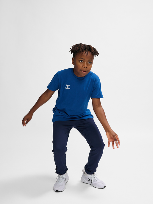 hmlGO 2.0 SWEATPANTS KIDS, MARINE, model