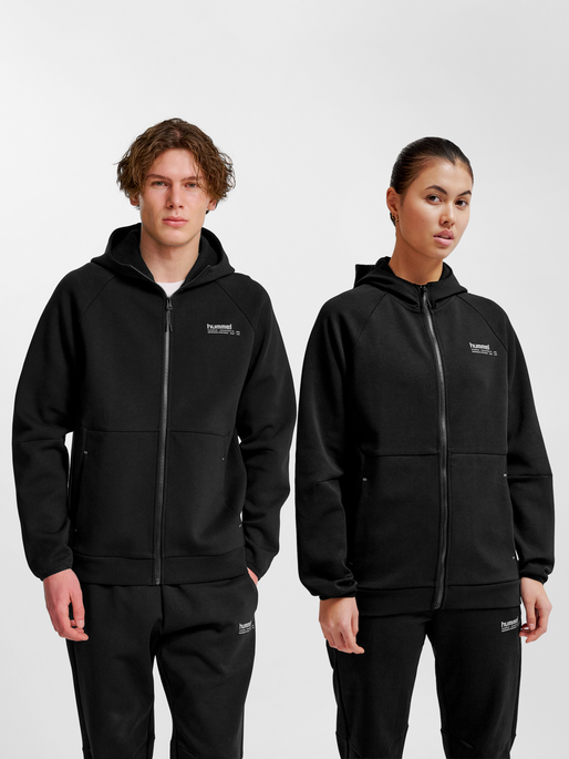 hmlTECH FLEECE REGULAR ZIP HOODIE, BLACK, model