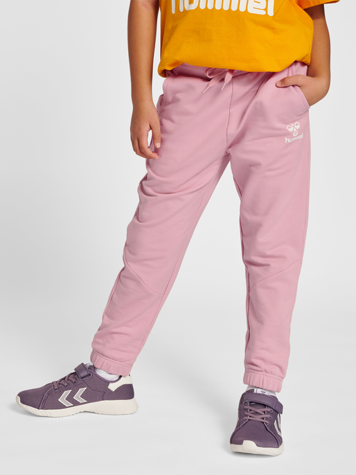 hmlNUTTIE PANTS, ZEPHYR, model