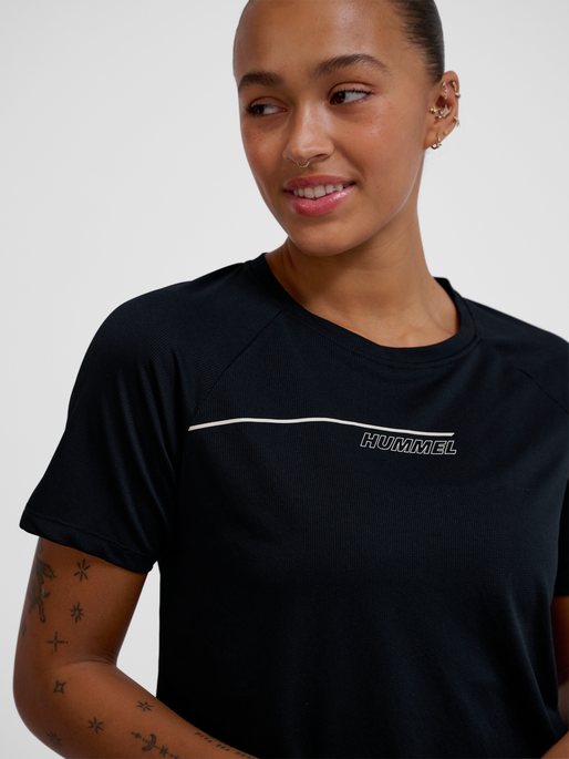 hmlCOURT LIGHT WEIGHT T-SHIRT W, LIGHT GREY/BLACK, model