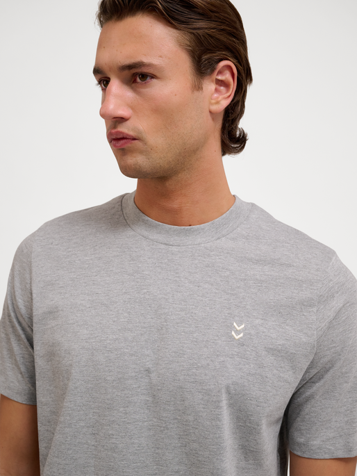 hmlPULSE T-SHIRT, GREY MELANGE, model