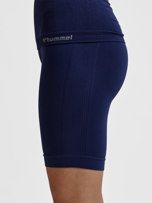 hmlTIF SEAMLESS CYLING SHORTS, BLACK IRIS, model