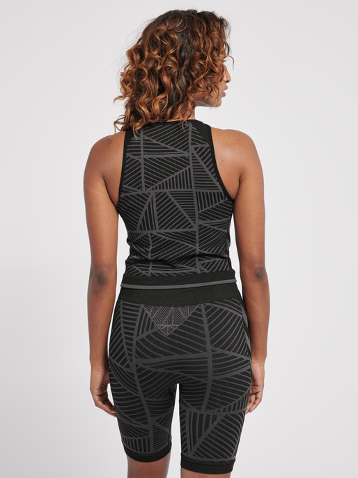 hmlMT ENERGY SEAMLESS CROP TOP, BLACK/ASPHALT MELANGE, model
