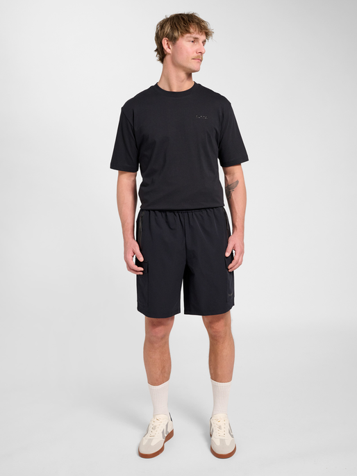 hmlTECH SHORTS, BLACK, model
