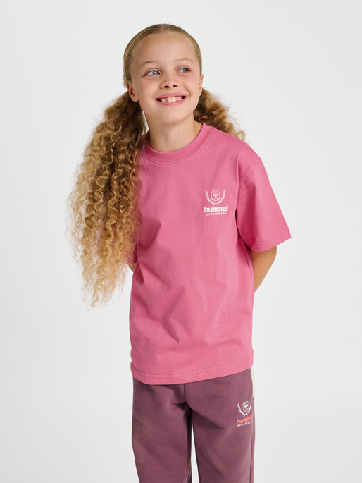 hmlJR LOOSE GRAPHIC T-SHIRT S/S BTS, CHATEAU ROSE, model