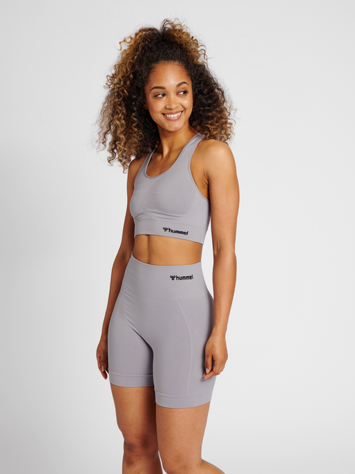 hmlTIF SEAMLESS SPORTS TOP, MINIMAL GRAY, model