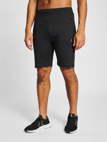 hmlMT INTERVAL SHORTS, BLACK, model