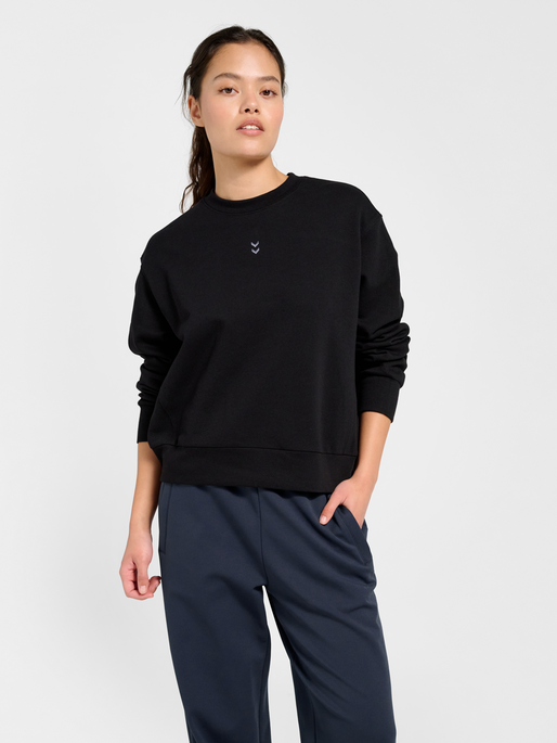 hmlFOUNDATION SWEATSHIRT, BLACK, model