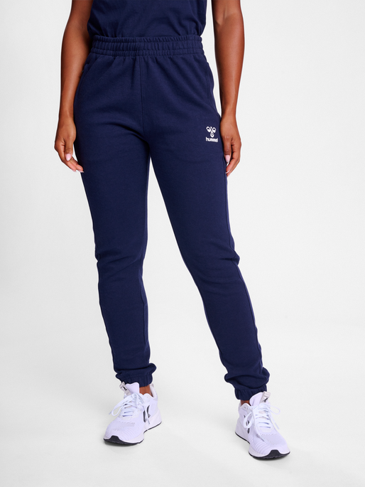 hmlTRAVEL SWEAT PANTS WOMAN, MARINE, model