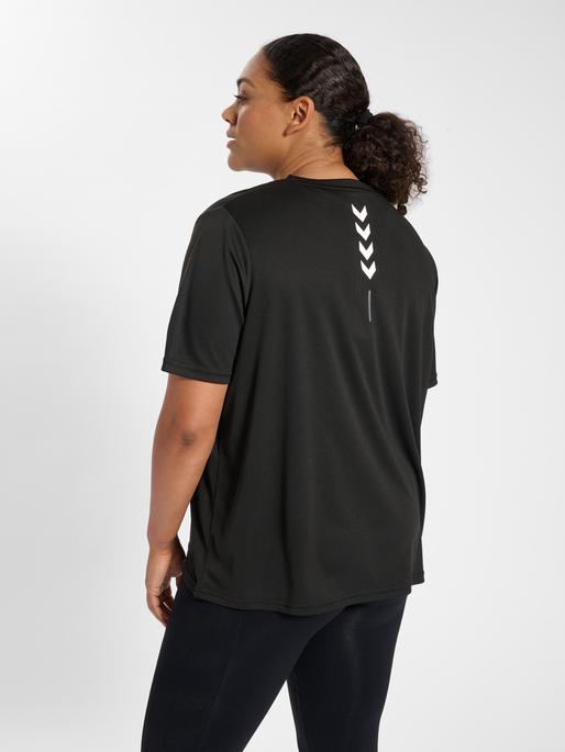 hmlTE CURVY T-SHIRT PLUS, BLACK, model