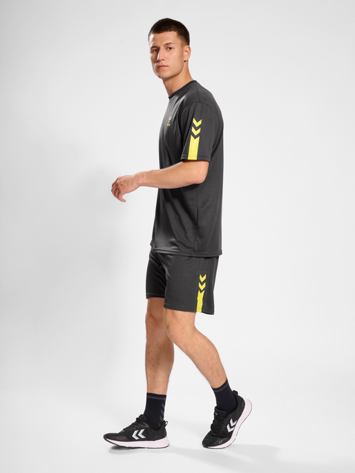 hmlACTIVE PL SHORTS, OBSIDIAN/SULPHUR SPRING, model