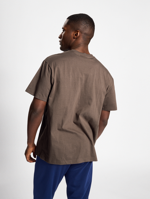 hmlLGC NATE T-SHIRT, 8109, model