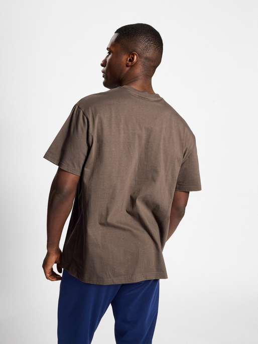 hmlLGC NATE T-SHIRT, IRON, model