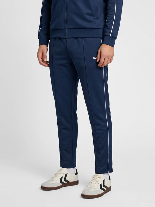 hmlCLUB TRACK PANTS, DRESS BLUES, model