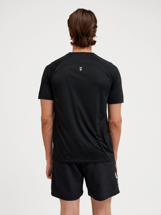 hmlPULSE WORKOUT T-SHIRT S/S, BLACK, model