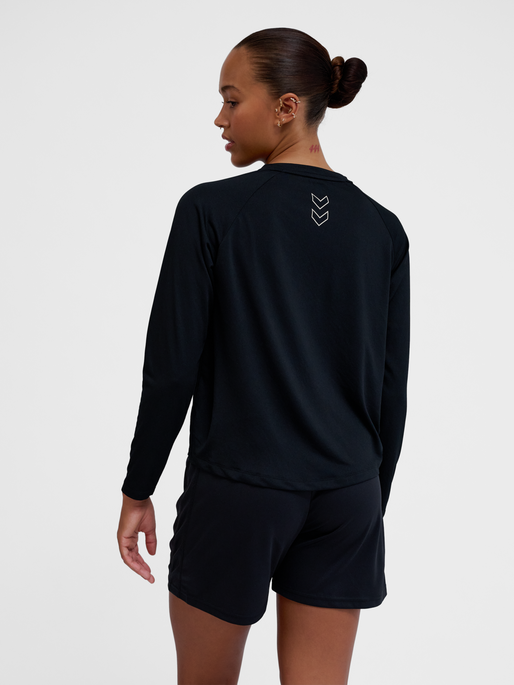 hmlCOURT LIGHT WEIGHT T-SHIRT L/S W, BLACK, model