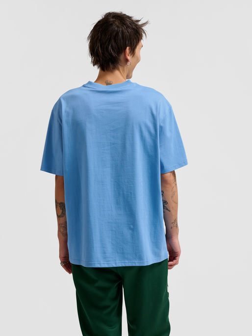 hmlLOOSE T-SHIRT BEE S/S, LICHEN BLUE, model