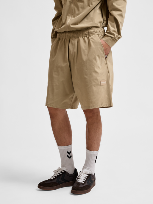hmlSORONA REGULAR SHORTS, CORNSTALK, model