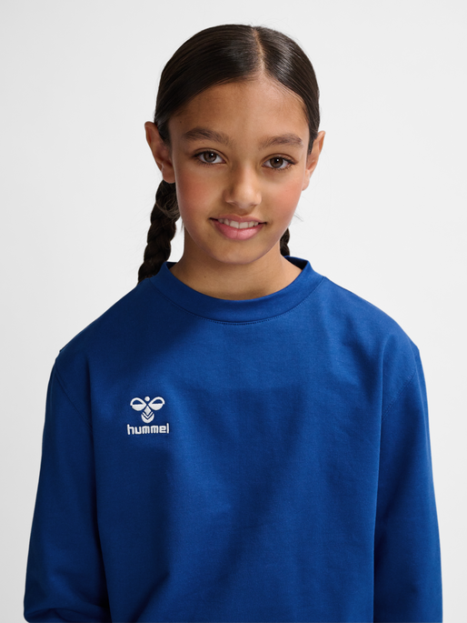 hmlGO 2.0 SWEATSHIRT KIDS, TRUE BLUE, model