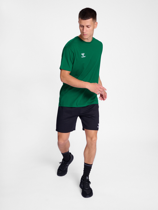 hmlGO 2.0 T-SHIRT S/S, EVERGREEN, model