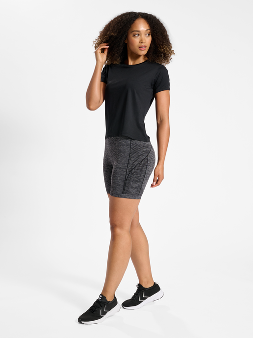 hmlTE CAMI SEAMLESS MW SHORTS, BLACK MELANGE, model