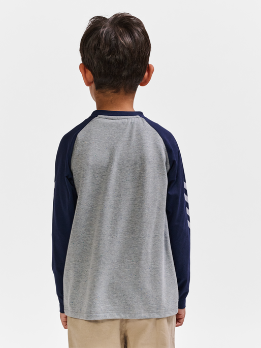hmlNIPPS T-SHIRT L/S, LIGHT GREY MELANGE, model