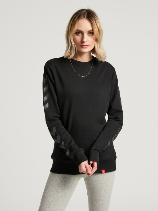 hmlLEGACY CHEVRON SWEATSHIRT, BLACK, model