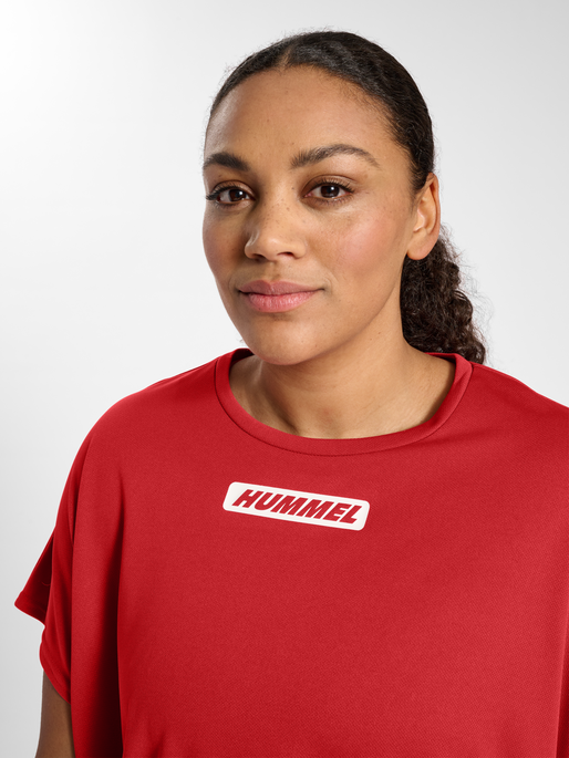 hmlTE CURVY LOOSE T-SHIRT PLUS, AMERICAN BEAUTY, model