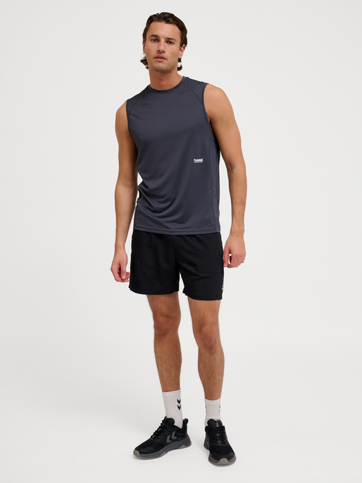 hmlPULSE WORKOUT TANK TOP, EBONY, model