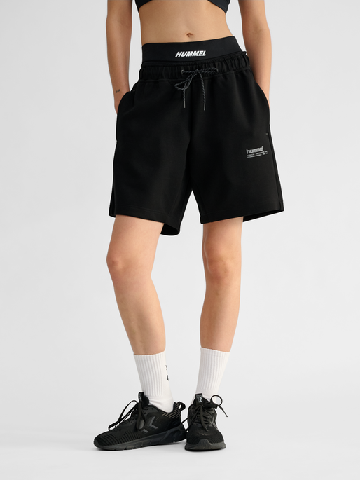 hmlTECH FLEECE SHORTS, BLACK, model