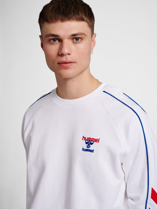 hmlIC DURBAN SWEATSHIRT, WHITE, model