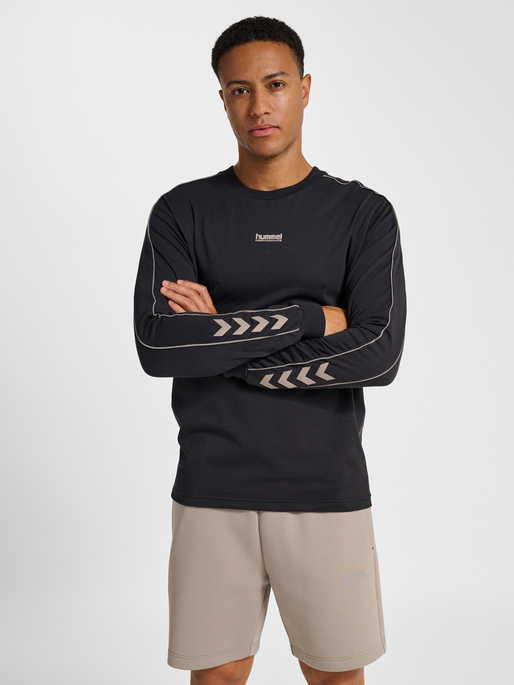 hmlPULSE PIPING T-SHIRT L/S, BLACK, model