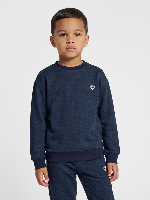 hmlJR LOOSE DNM CREWNECK BEE, DRESS BLUES, model